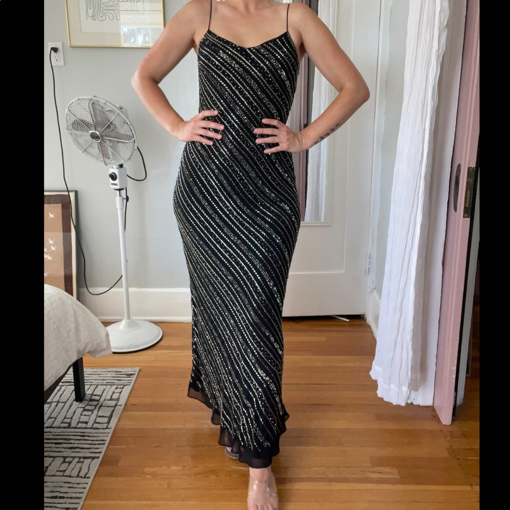 ADRIANNA PAPELL Sleeveless Fully Beaded Black Sequin V-Neck Gown